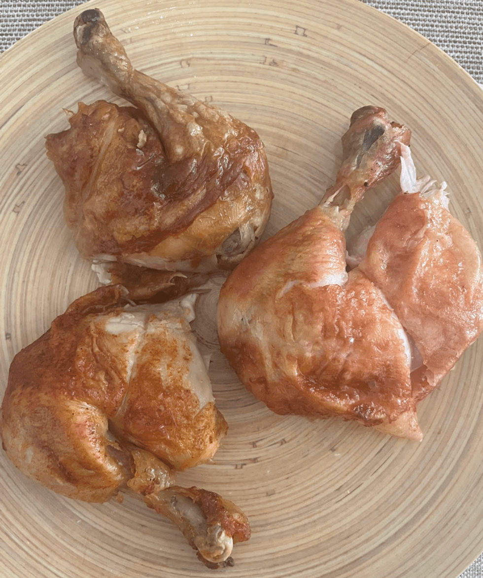 En haut : poulet IGA. En bas \u00e0 gauche : poulet Maxi. \u00c0 droite : poulet Costco.