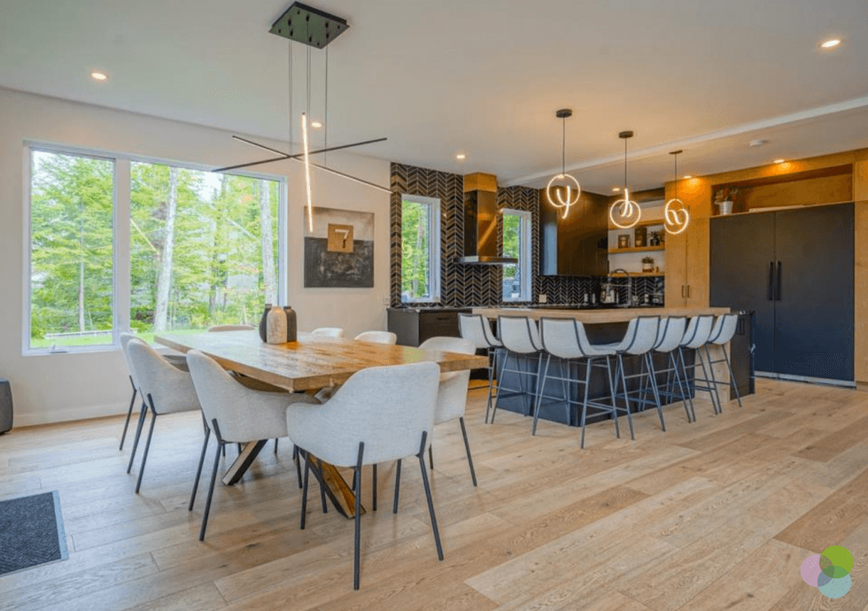 Cuisine et salle \u00e0 manger de la maison \u00e0 vendre de Carolane Toupin.