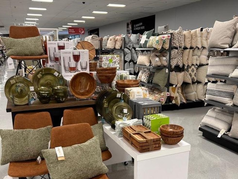 Section HomeSense qui pr\u00e9sente \u00e9norm\u00e9ment de coussins et d\u00e9corations int\u00e9rieures.