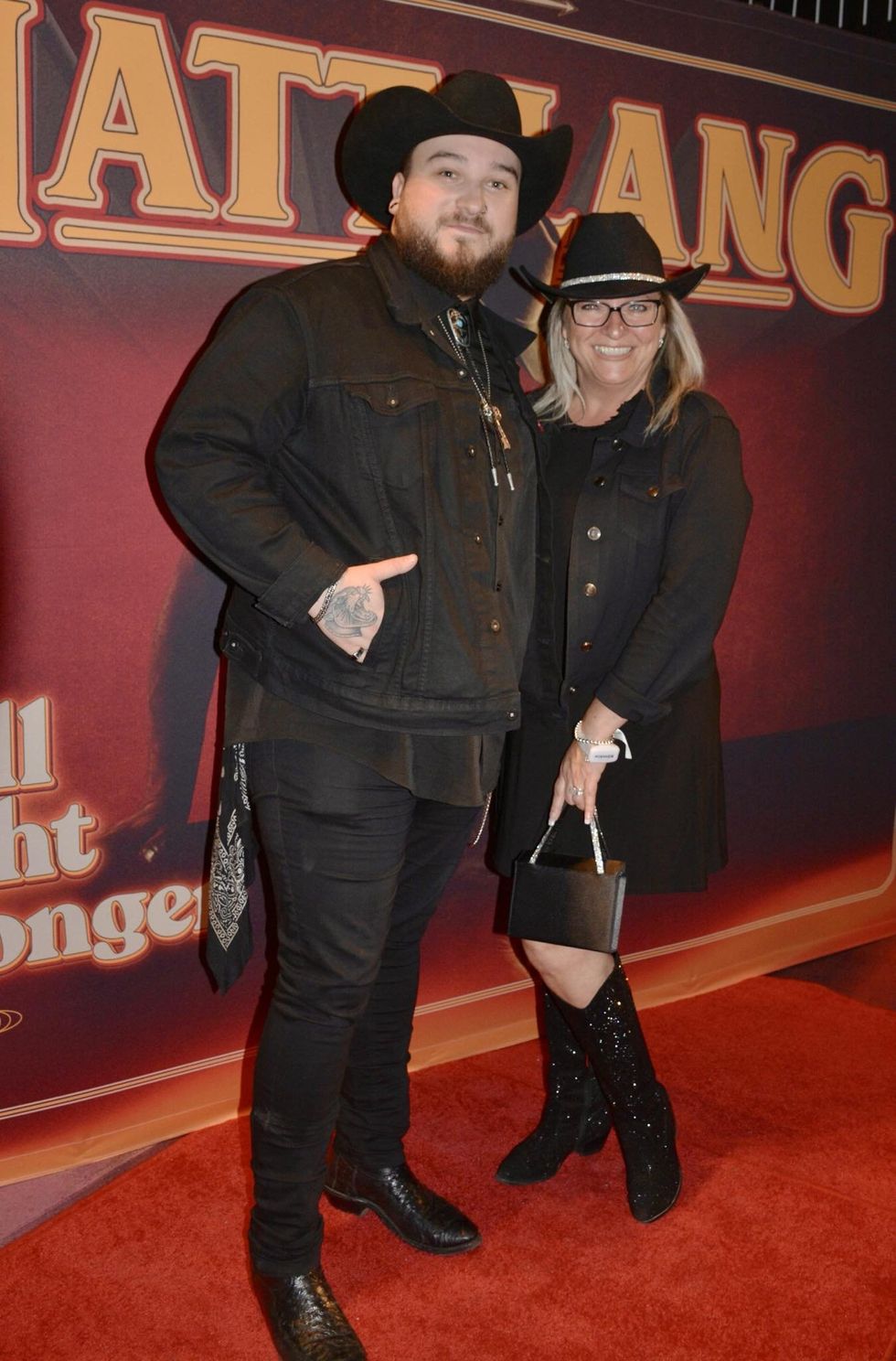 Le chanteur Justin Legacy sur le tapis rouge \u00e0 la premi\u00e8re de Matt Lang.