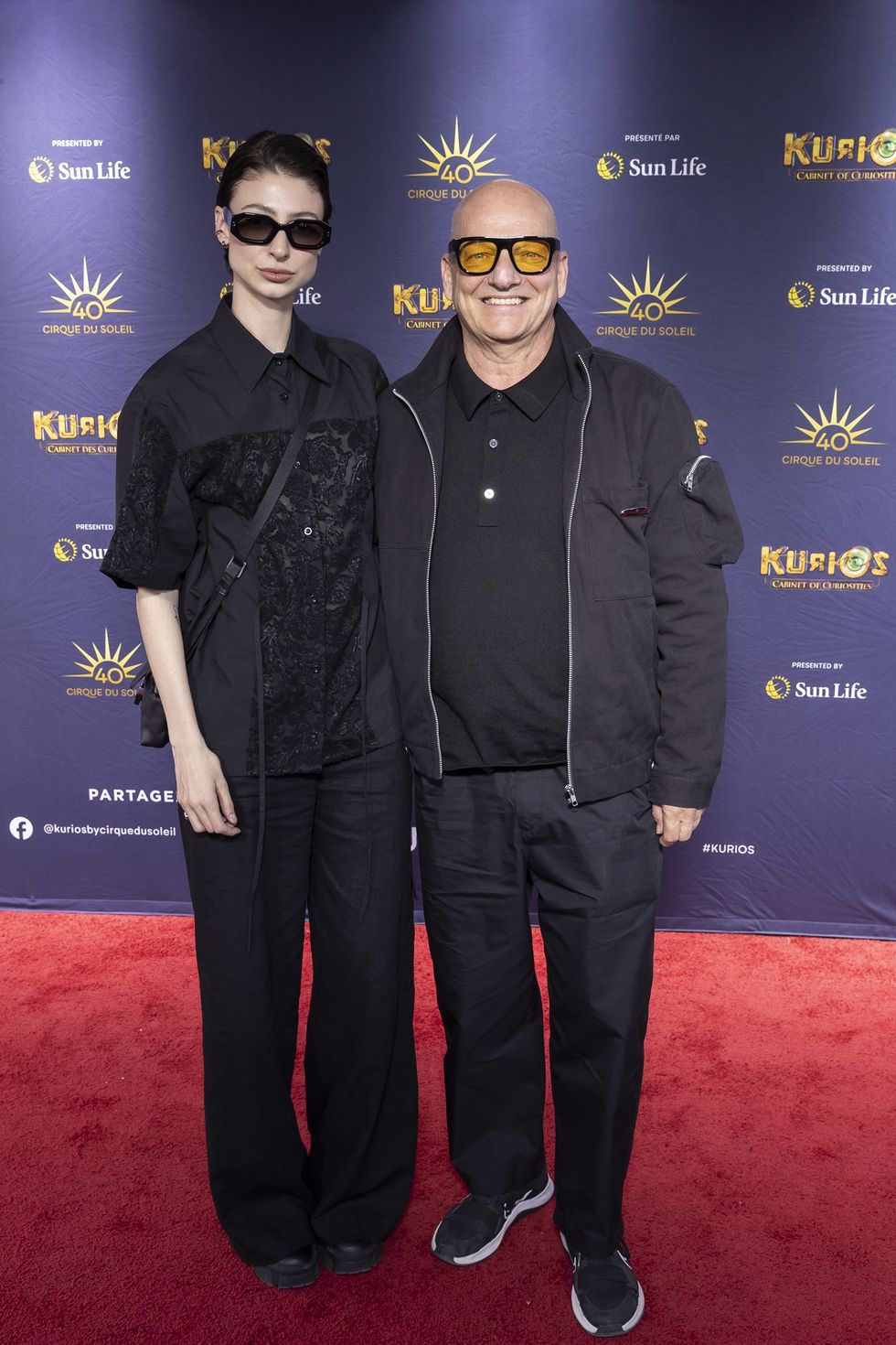 Marie Gagn\u00e9 et son accompagnateur sur le tapis rouge de Kurios du Cirque du Soleil.