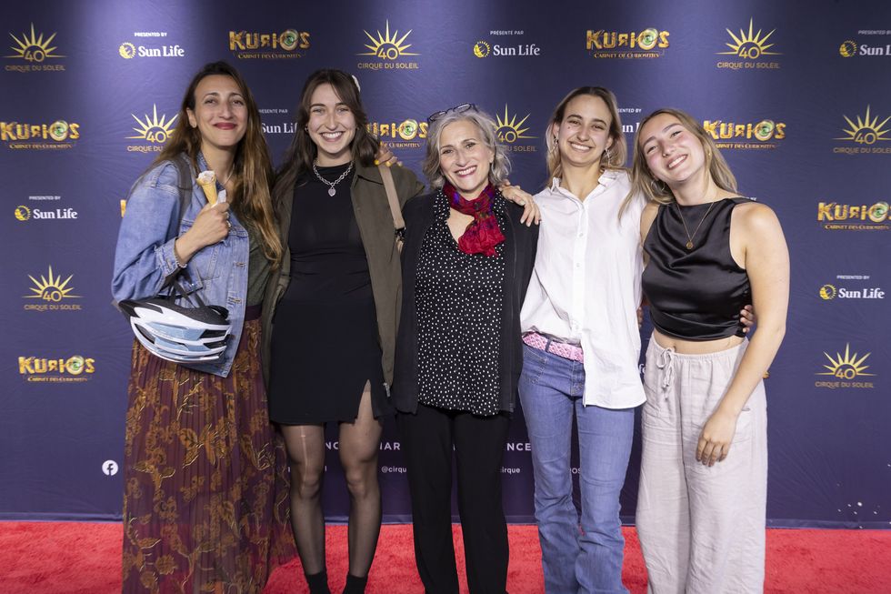 La famille de Nathalie Choquette : \u00c9l\u00e9onore, Ariane, Florence K et Alice sur le tapis rouge de Kurios du Cirque du Soleil.