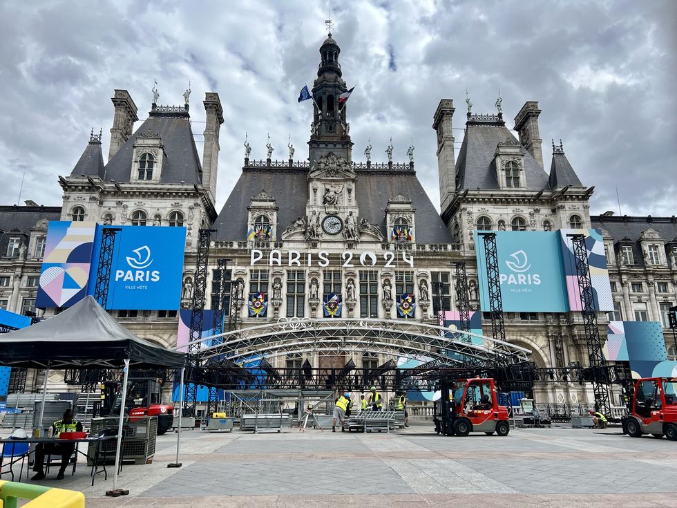 Un chantier devant l'H\u00f4tel de Ville \u00e0 Paris.