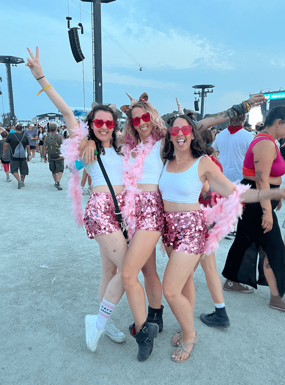 Des festivali\u00e8res habill\u00e9es en licornes roses.
