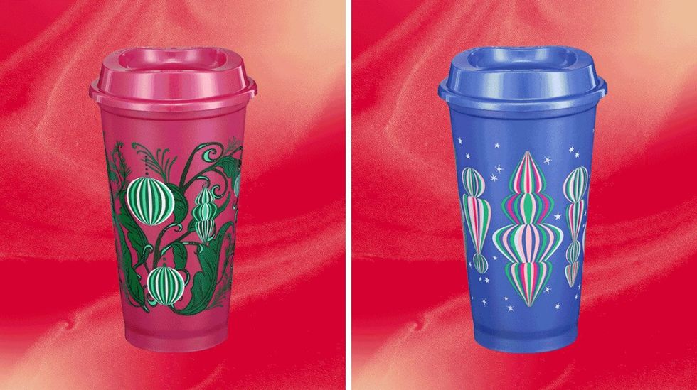 Tasse magenta aux couleurs changeantes de Starbucks. Droite : Tasse bleue aux couleurs changeantes de Starbucks.