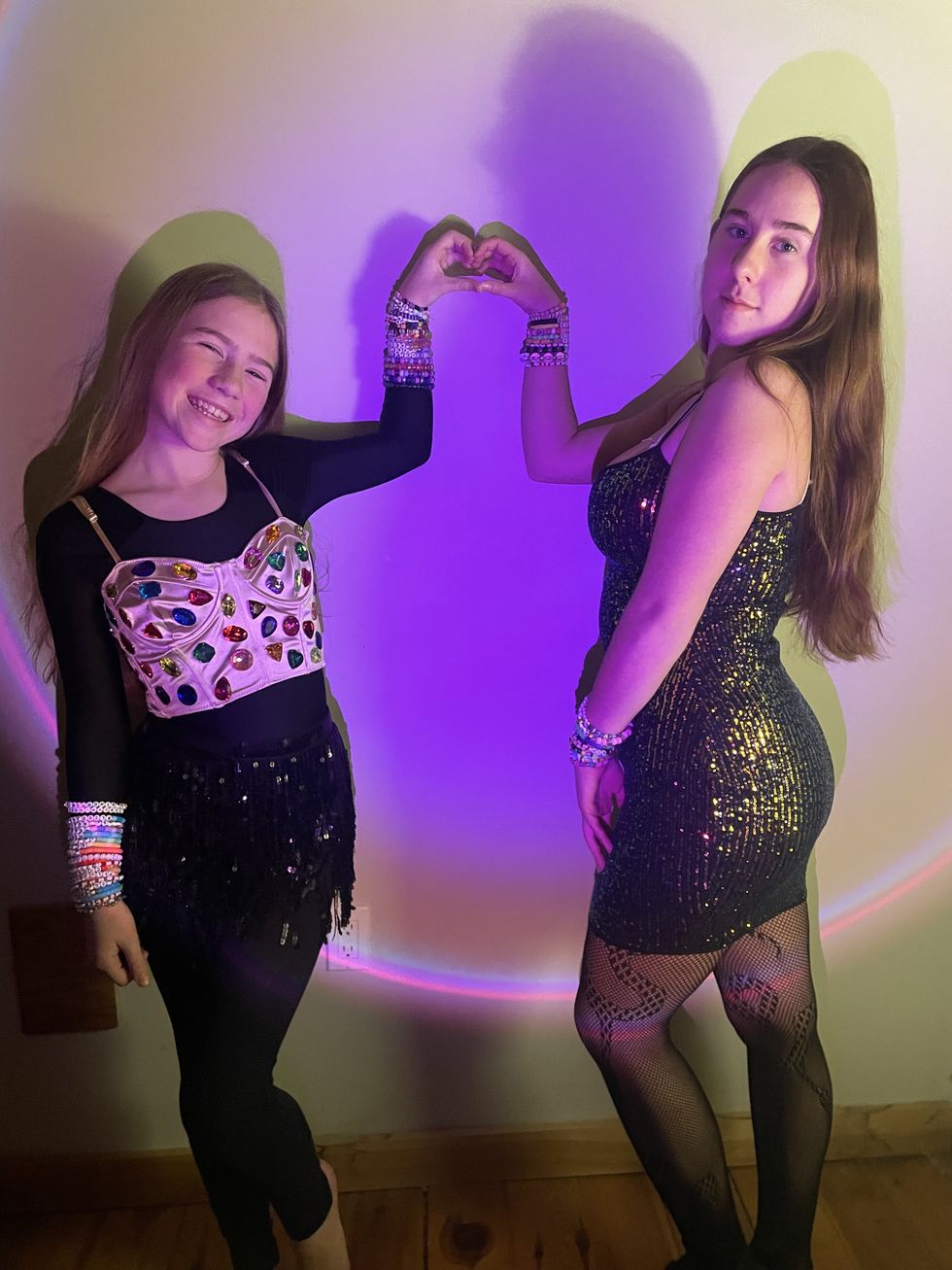 Les filles de Monica Milton, Emily (\u00e0 gauche) et Vera (\u00e0 droite), montrent leurs tenues pour Taylor Swift | The Eras Tour.