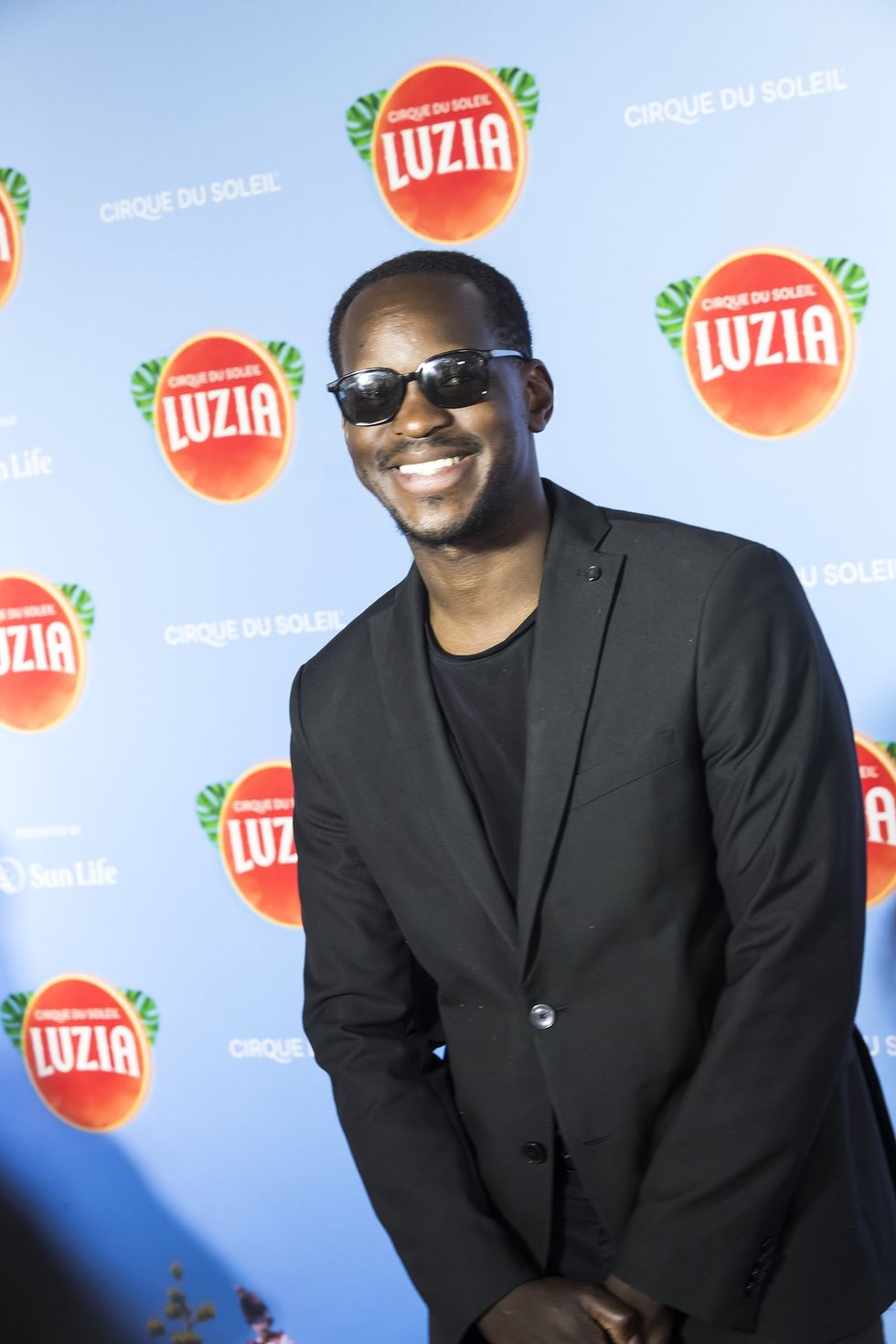 L'humoriste Kevin Sin sur le tapis rouge de Luzia du Cirque du Soleil.