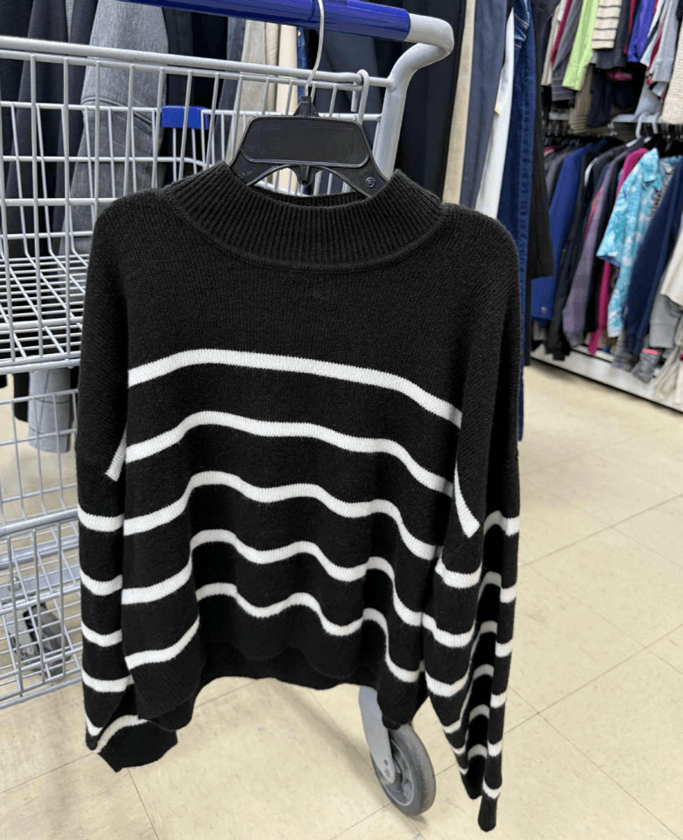 Un pull vendu au Grenier Populaire des Basses-Laurentides.