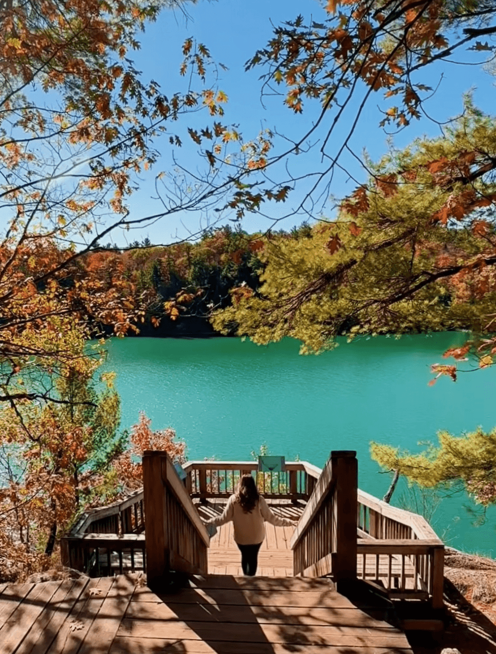 Izabelle Bee au Lac Pink du parc de la Gatineau l'automne.