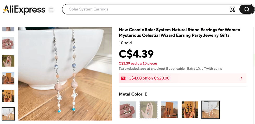 Des boucles d'oreilles qui repr\u00e9sentent le Syst\u00e8me Solaire.