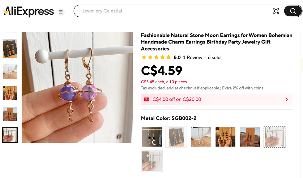 Les boucles d'oreilles plan\u00e8te mauve et or, qui imitent saturne, en vente sur AliExpress.