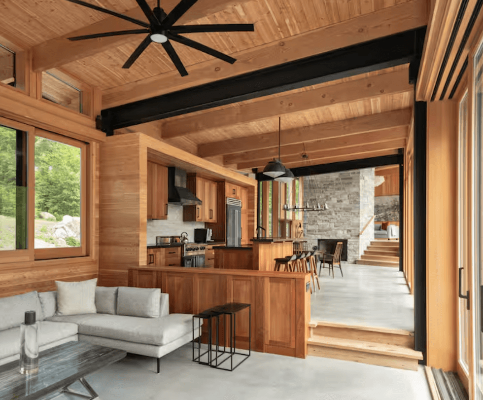 L'int\u00e9rieur du chalet de Heated Rivalry.