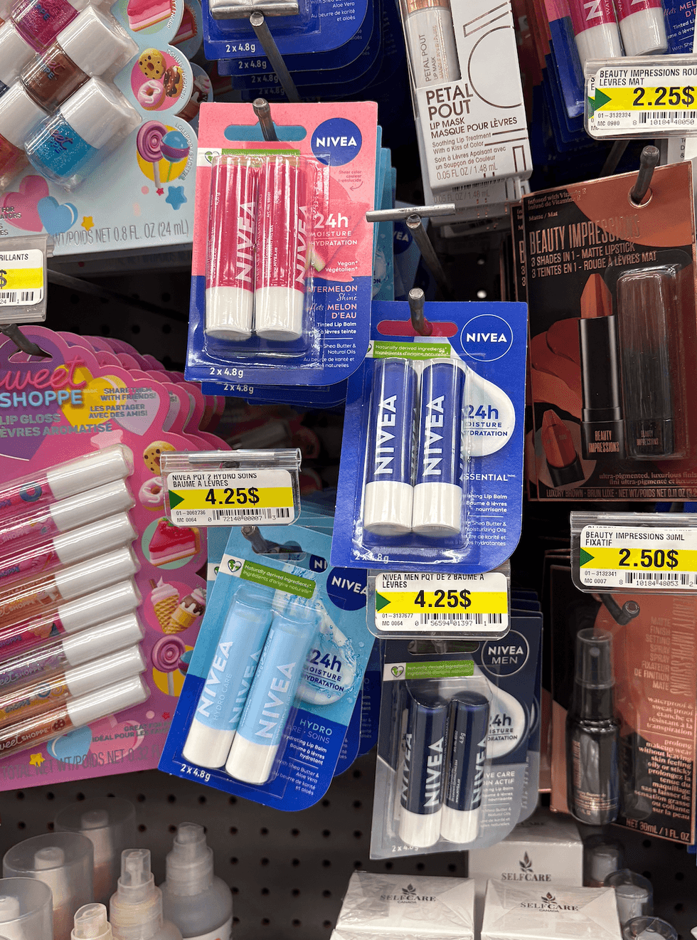 Baumes \u00e0 l\u00e8vres vari\u00e9s de Nivea sur les \u00e9tag\u00e8res du Dollarama.