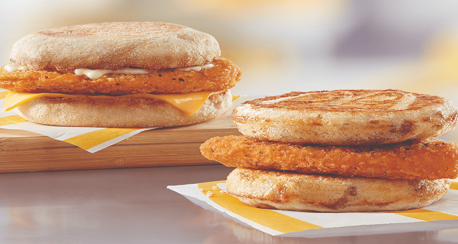 McDonald's sort deux sandwichs déjeuner au poulet pané aujourd'hui (VIDÉO)