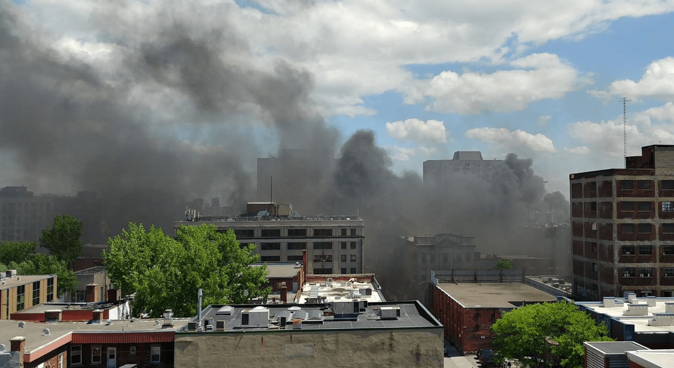 Un incendie est en cours au centre-ville de Montréal