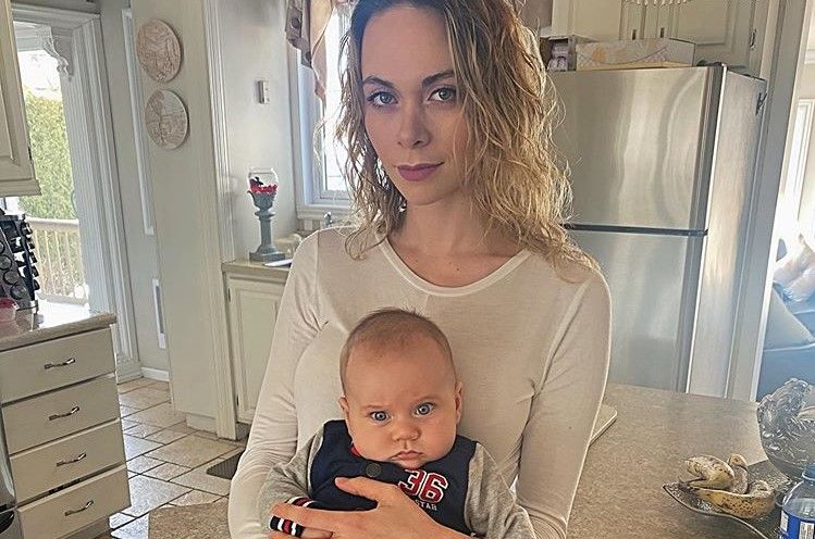 Alexandra G. d'Occupation double est enceinte et l'annonce de manière adorable