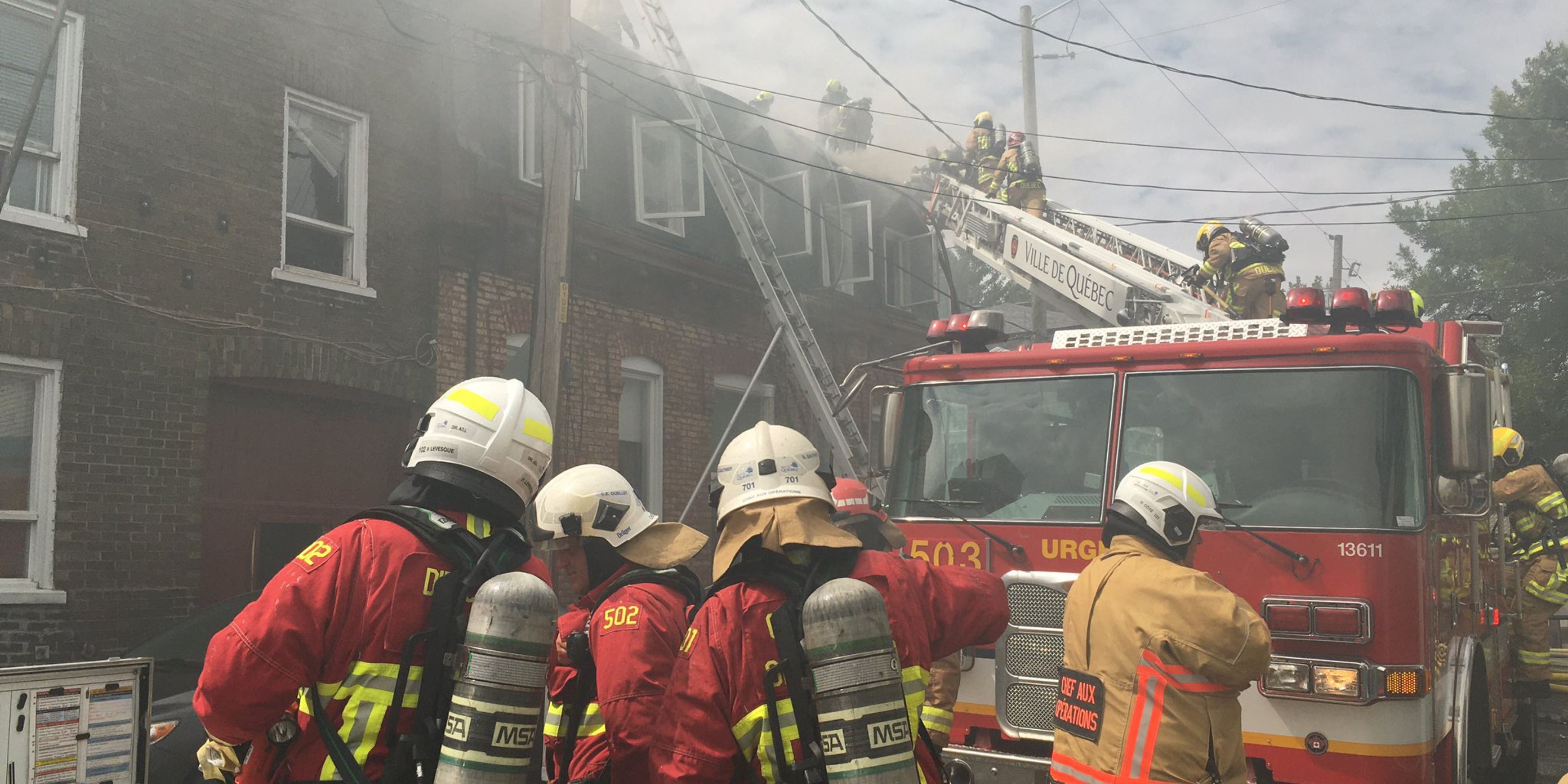Un incendie à Québec dans un immeuble à logement force le déploiement de 80 pompiers 