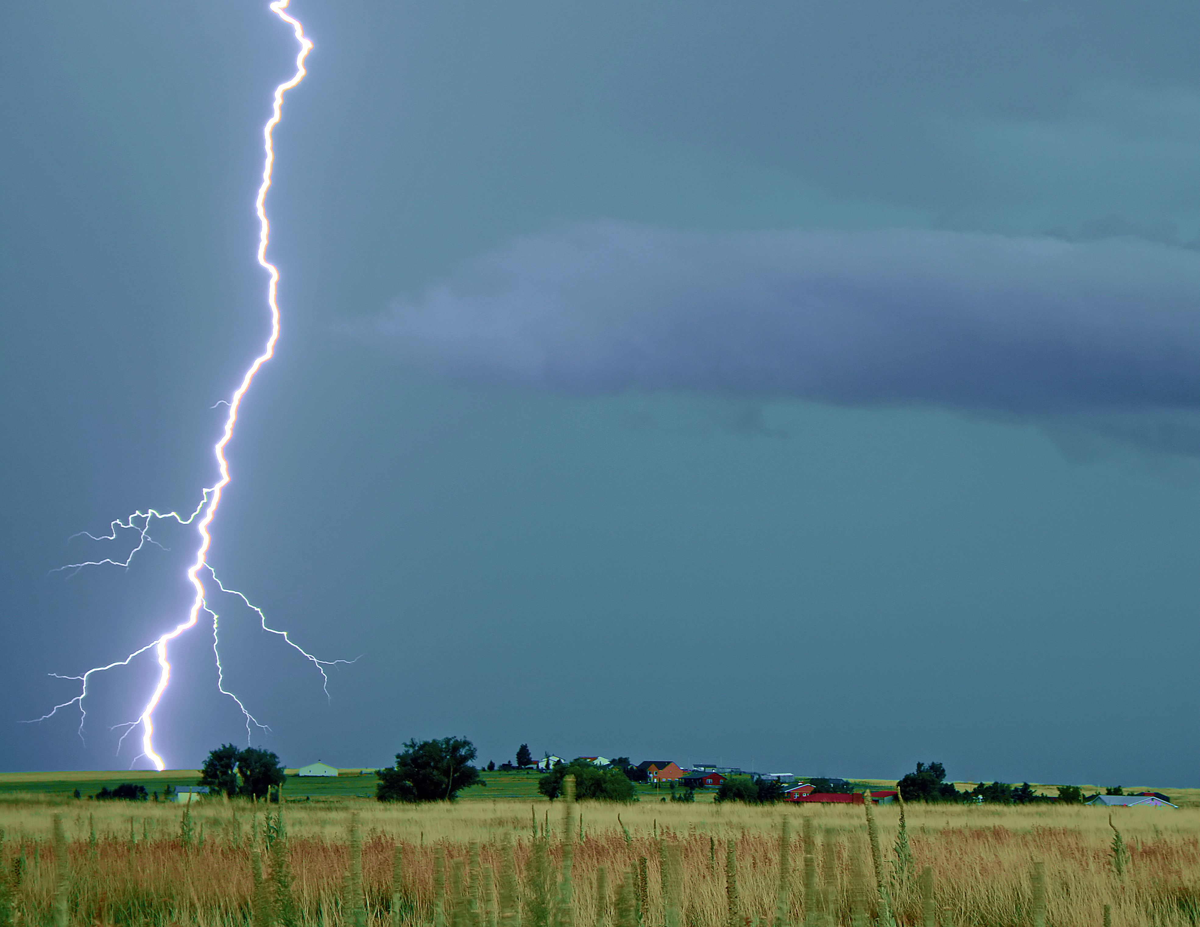 Ontario's Weather Forecast Is Predicting Thunderstorms & Strong Winds