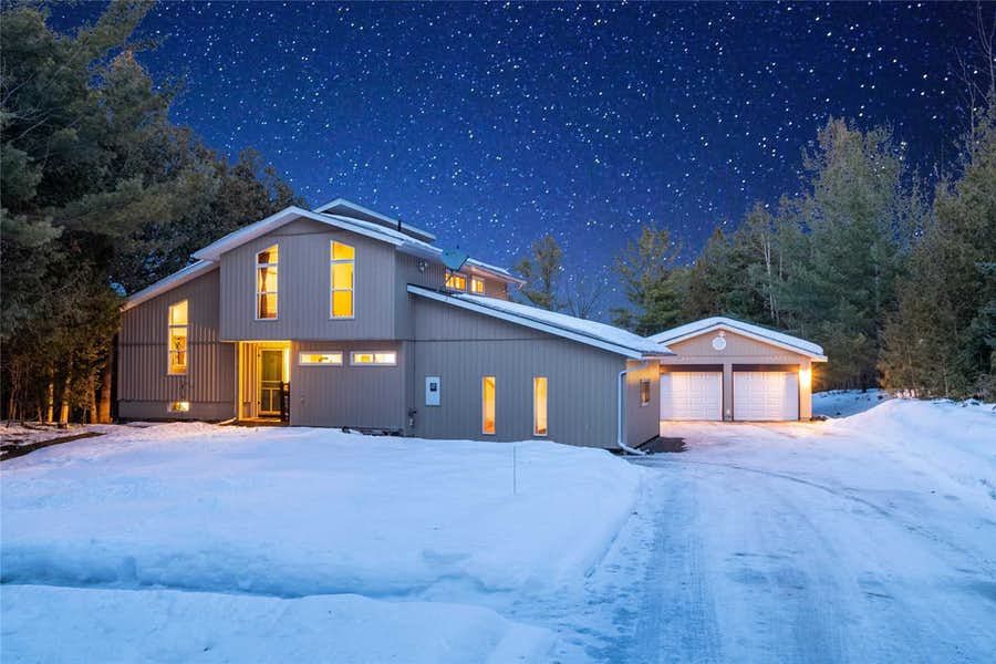 This Ontario Home For Sale Has Million-Dollar Views Of The Stars But Is Under $750K