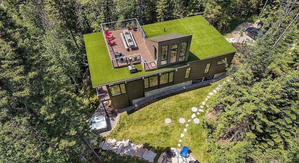 Cette maison luxueuse dans Charlevoix a sa propre terrasse sur le toit avec une vue WOW