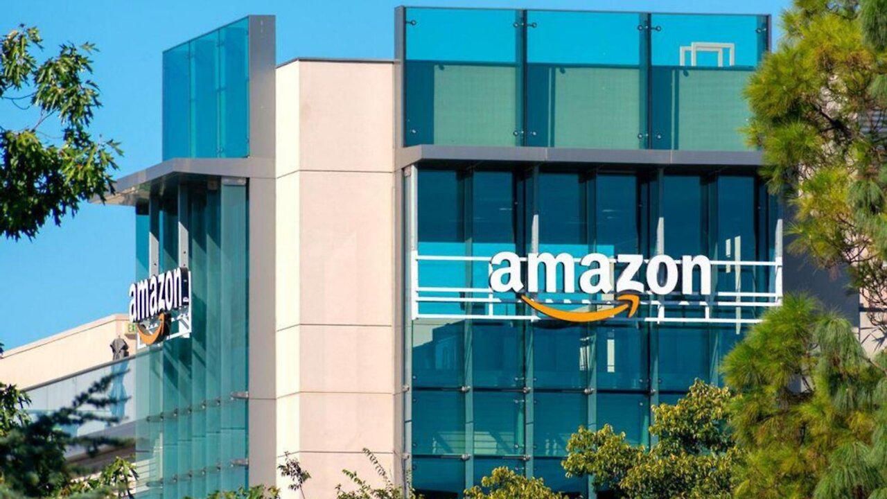Amazon Canada Has 1,800 New Office Jobs Up For Grabs In 2021 & They’re All Over The Place