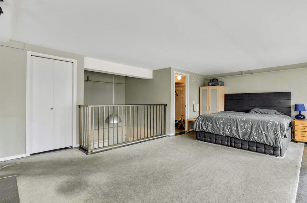 The upstairs bedroom has an en-suite and walk-in wardrobe.