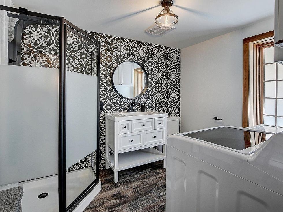 La premi\u00e8re salle de bain au rez-de-chauss\u00e9e.