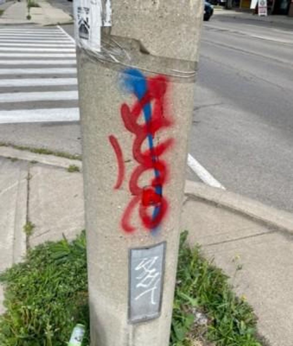 The graffiti.