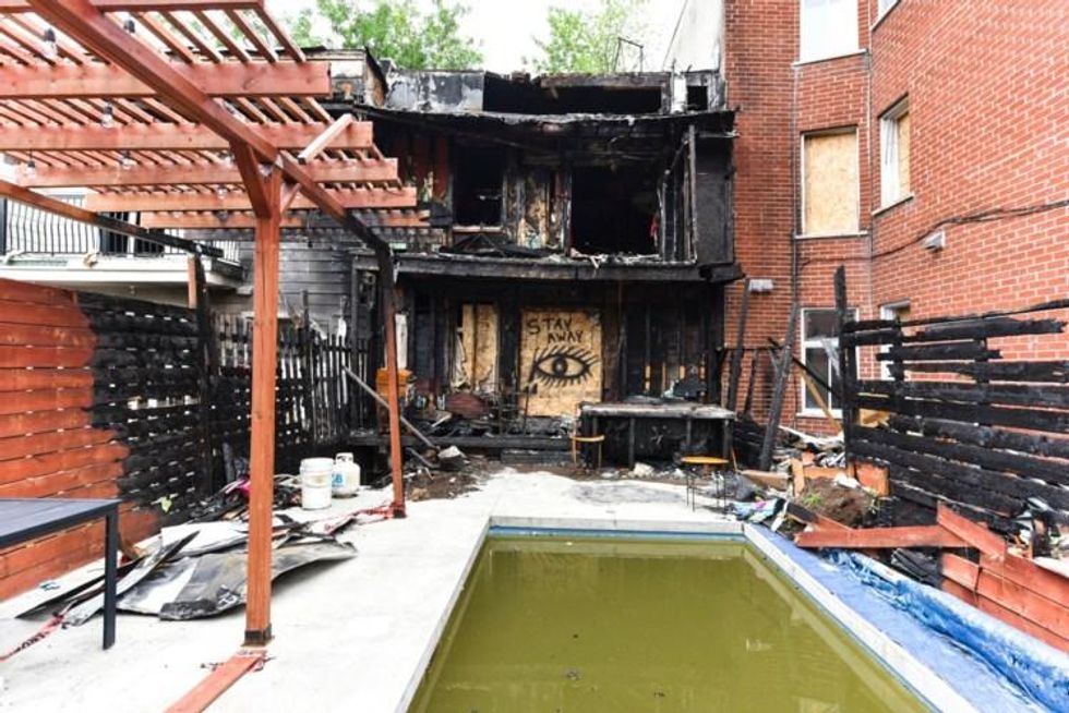 Cour de la maison incendi\u00e9e.