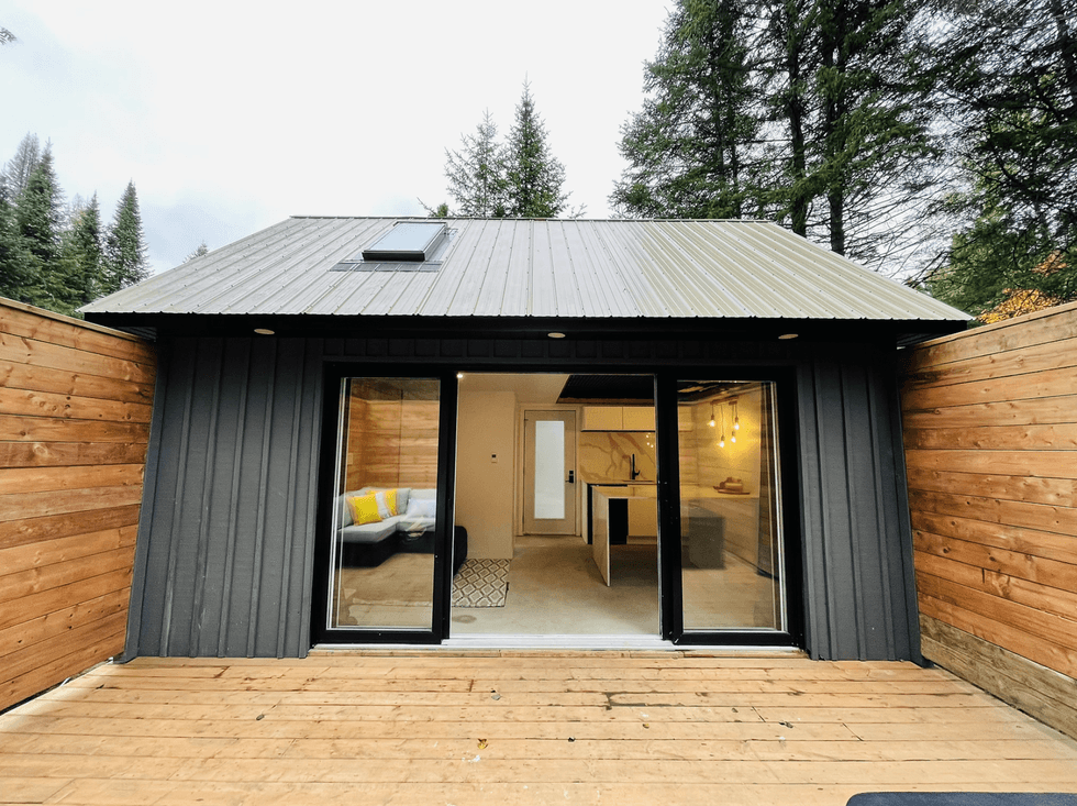 L'ext\u00e9rieur des mini-chalets.