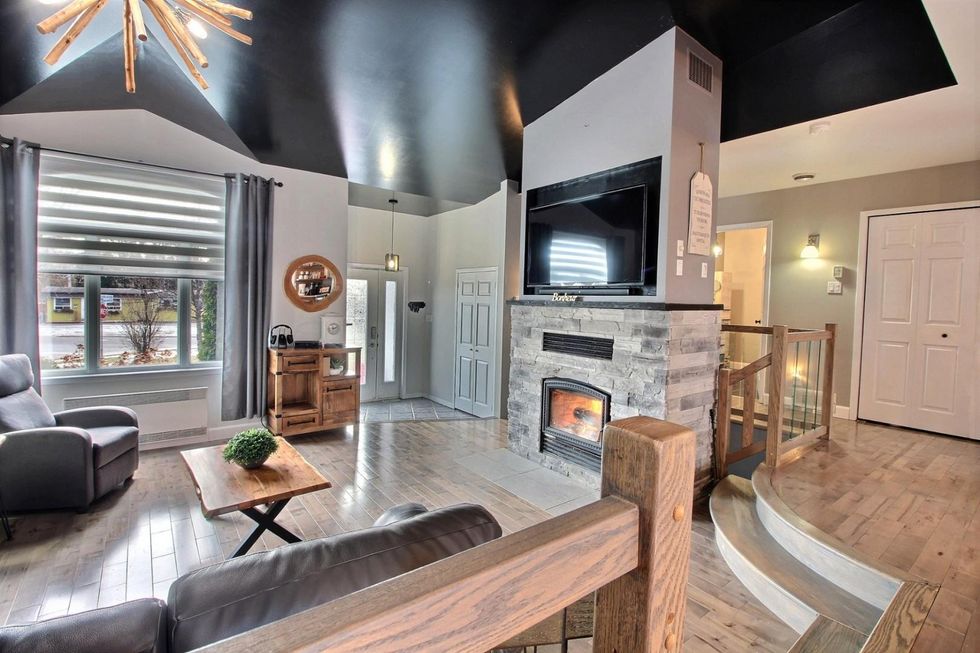 Salon avec foyer.