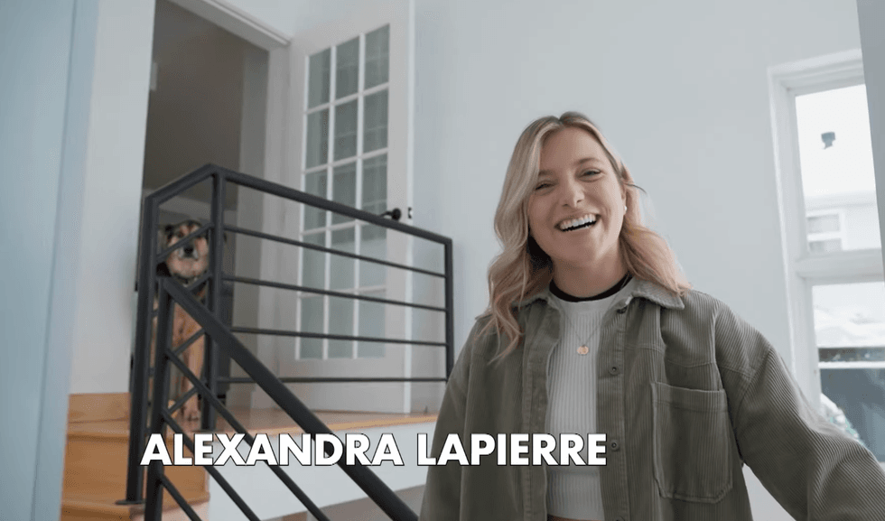 Alexandra dans l'entr\u00e9e.