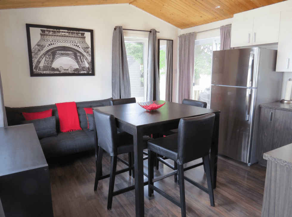Salon et salle \u00e0 manger.