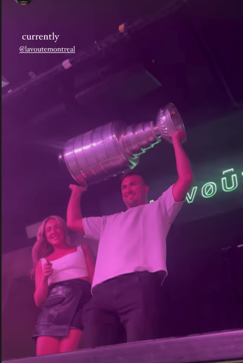 William Carrier des Golden Knights de Las Vegas et sa conjointe Caroline V\u00e9zina \u00e0 La Vo\u00fbte.