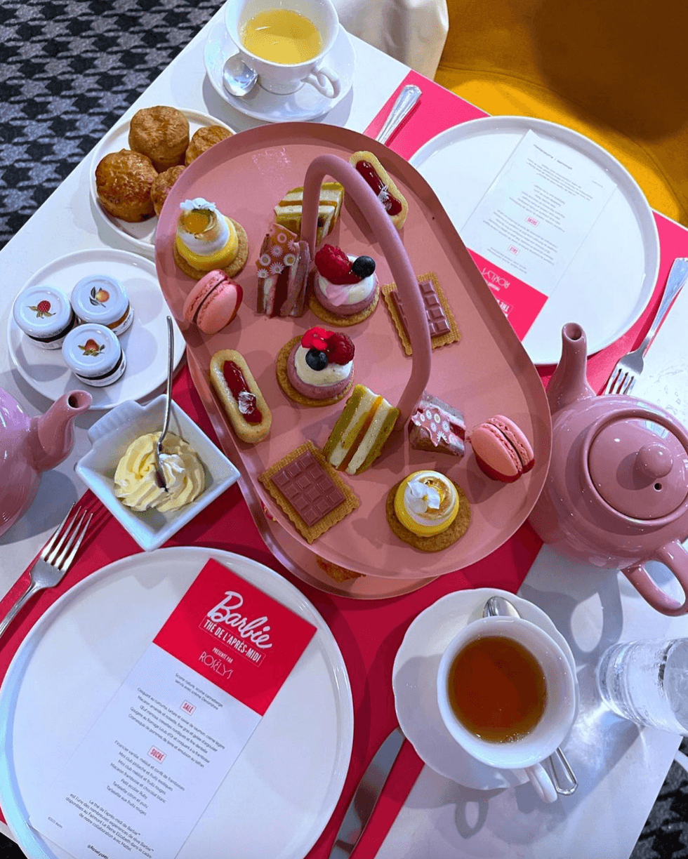 Th\u00e9 de Barbie au Ros\u00e9lys.