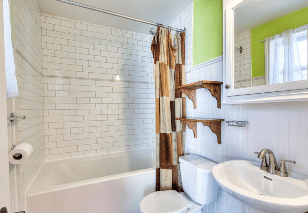 La salle de bain d'une maison \u00e0 vendre \u00e0 Laval.